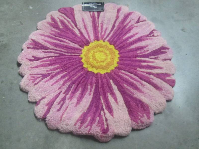 lot 68 image: Nourison 2.6 Floral-Shaped Pink Rug