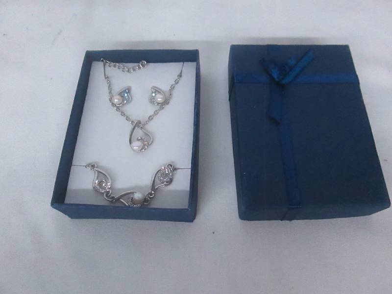 lot 99 image: Pearl & CZ Accent Jewelry Set