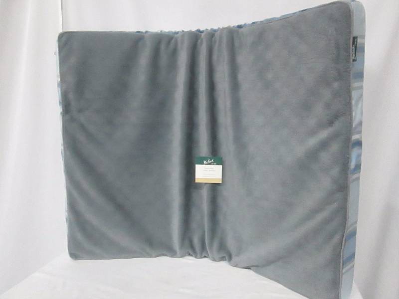 lot 29 image: Woolrich 27x36x3 Wellington Reversible Ortho Pet Bed