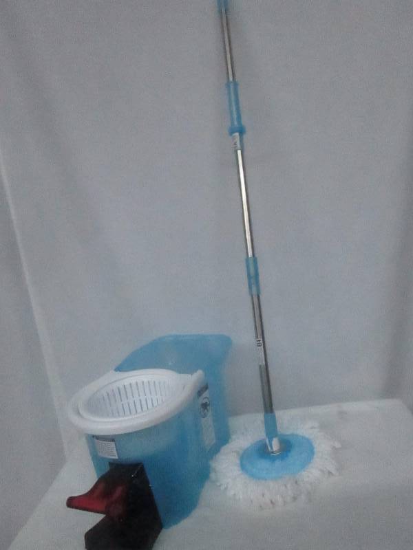 lot 19 image: Hurricane Spin Mop