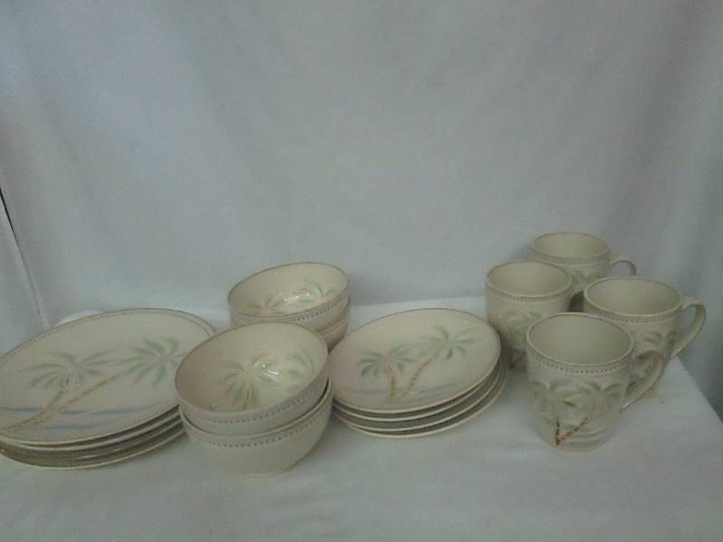 lot 26 image: Pfaltzgraff Everyday Palm 16-pc. Dinnerware Set