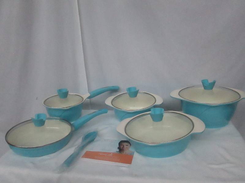 lot 23 image: Ana Bioardi 12-pc. Cast Aluminum Cookware Set