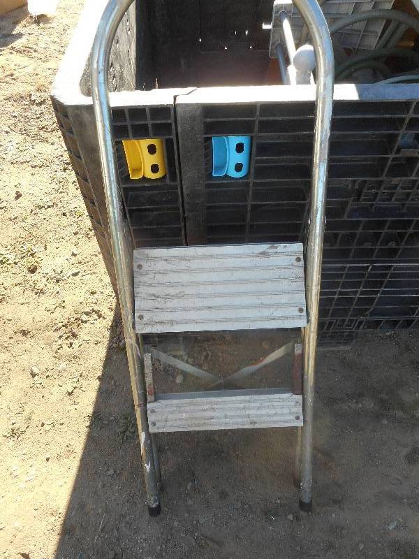 ALUMINUM STEP STOOL