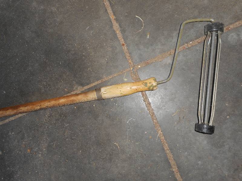 LONG HANDLED PAINT ROLLER