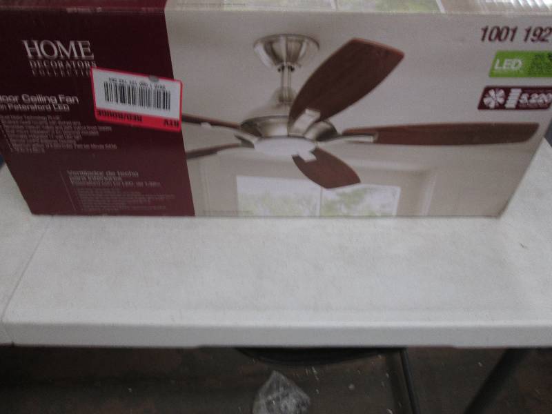 lot 43 image: 52 in Petersford indoor ceiling fan...