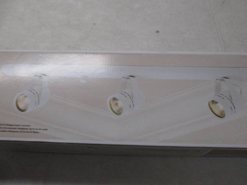lot 114 image: Hampton bay halogen plug in track l...