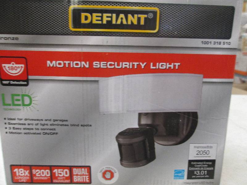 lot 168 image: Defiant motion security light LED o...
