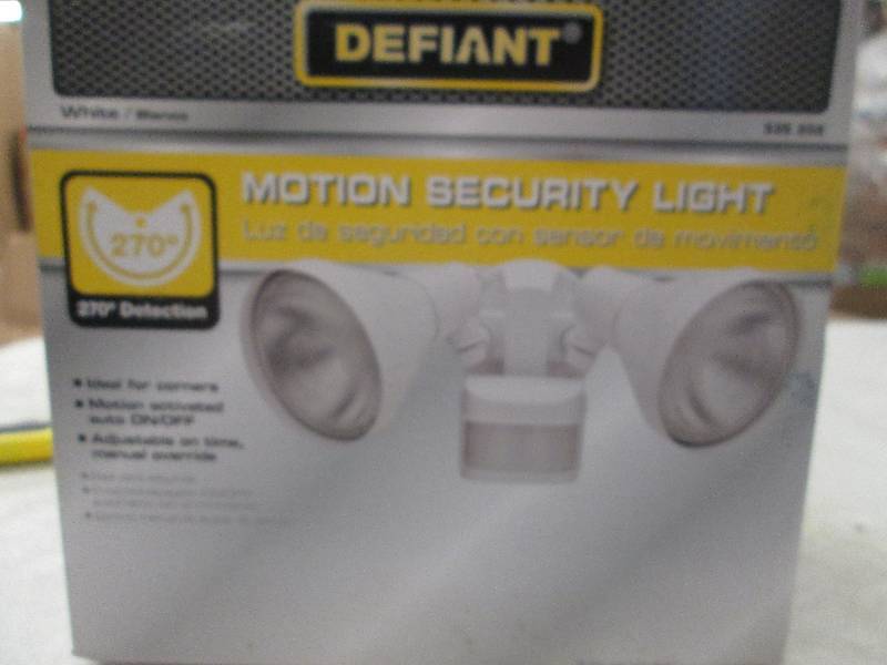 lot 171 image: Defiant motion security light LED o...