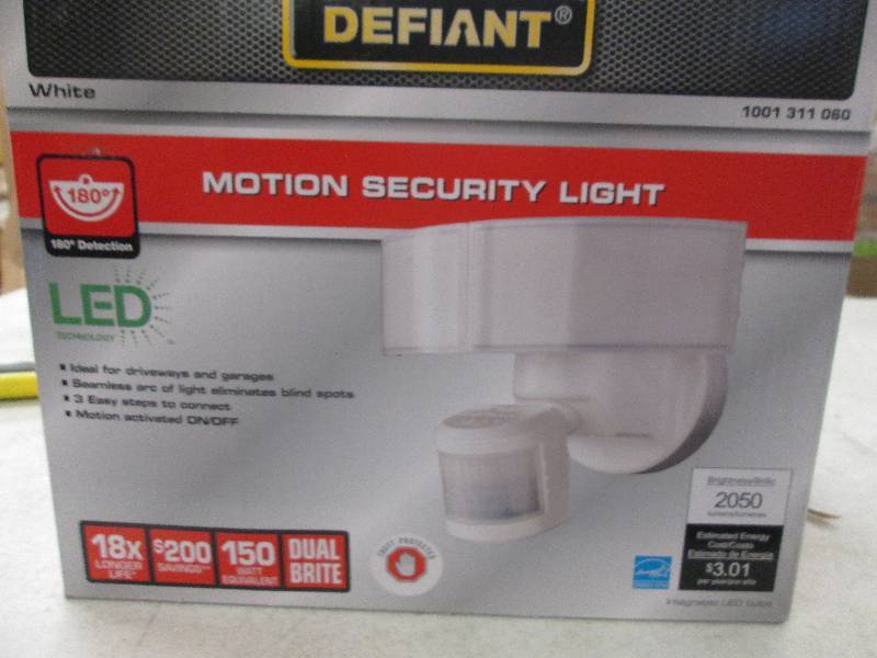 lot 172 image: Defiant motion security light LED o...