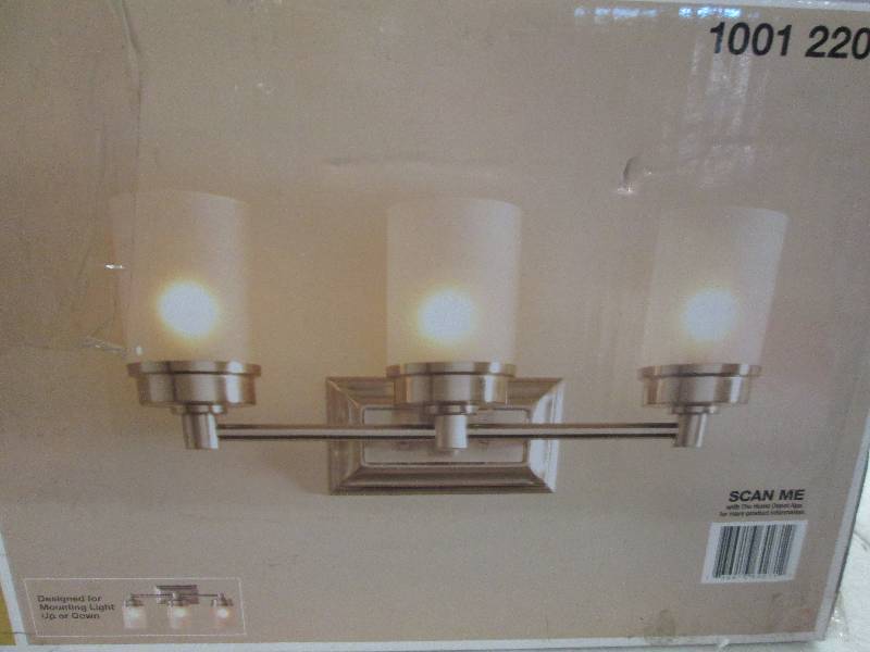 lot 194 image: Hampton Bay 3-light cade  vanity fi...
