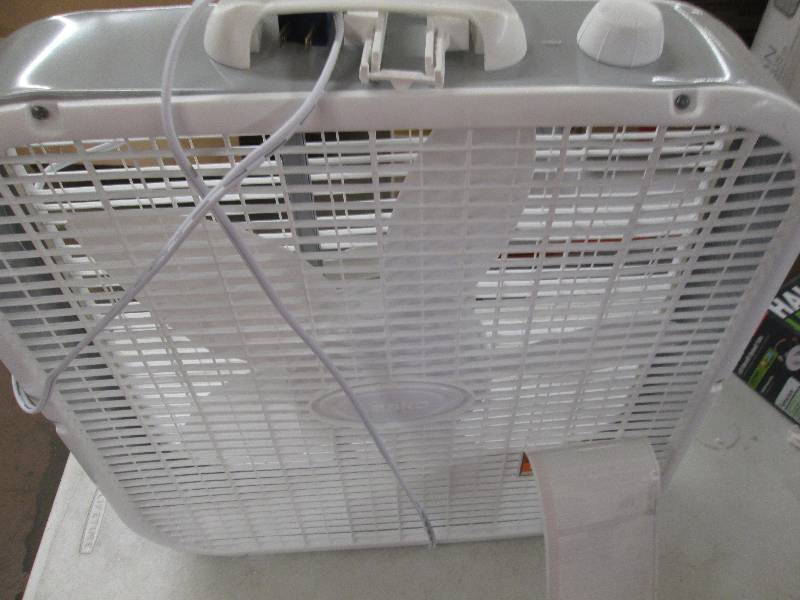 lot 198 image: Lasko 20 box fan dented on top ...
