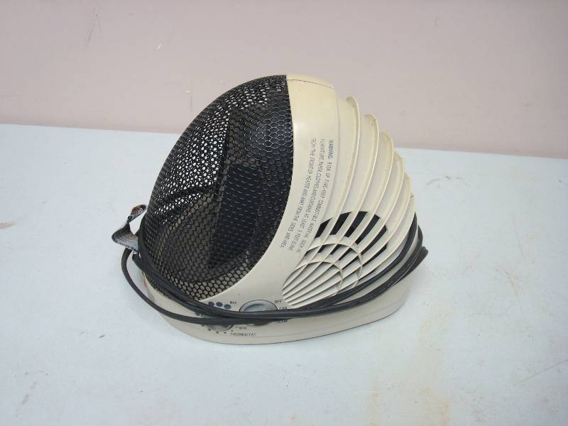 lot 76 image: Small Space Heater, Works