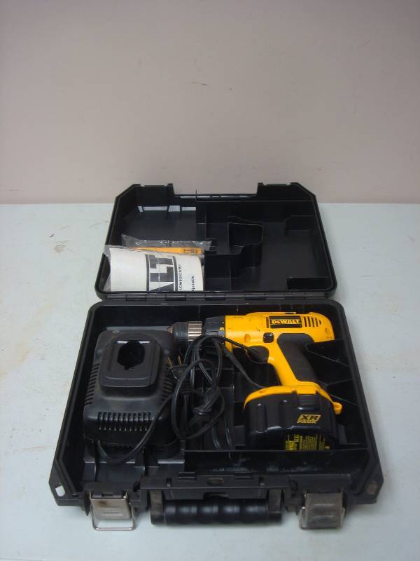 lot 101 image: Dewalt Power Drill With Charger, Tested Did Not Work