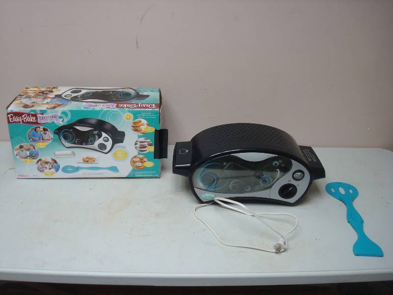 lot 102 image: Easy Bake Oven, Used, Missing Pans