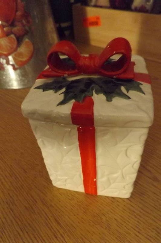 Lefton Holly Motif Box