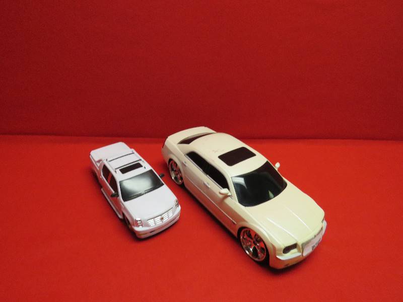lot 1 image: Collectible Escalades