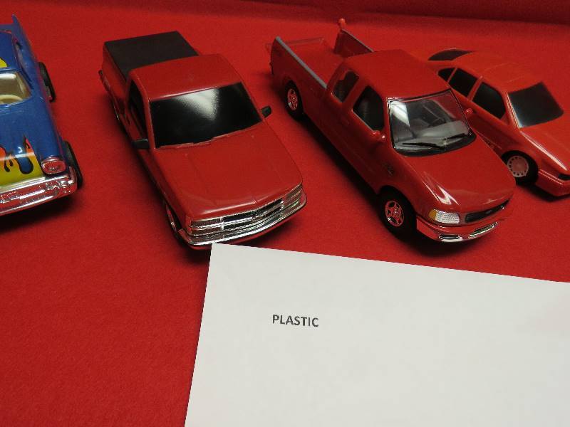 lot 4 image: Collectible Plastic Toys