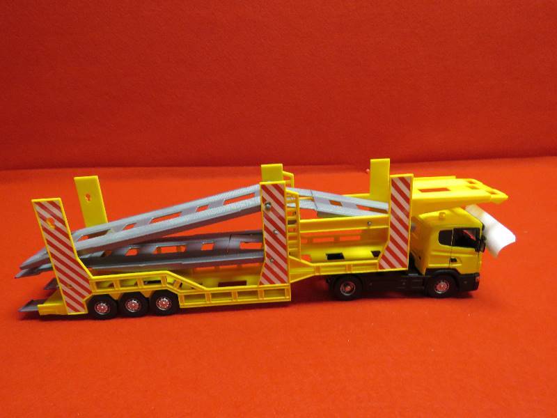 lot 11 image: Collectible Car Hauler