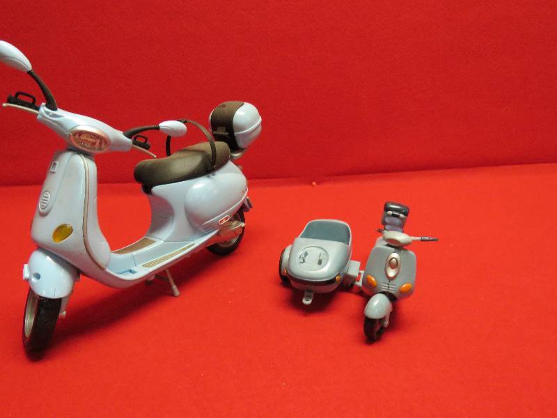lot 14 image: Barbie Scooters