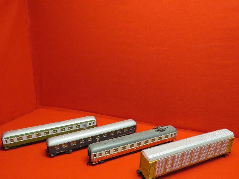 lot 19 image: Train Cars