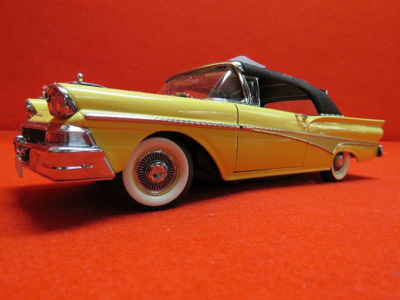 lot 20 image: Vintage Ford Fairlane