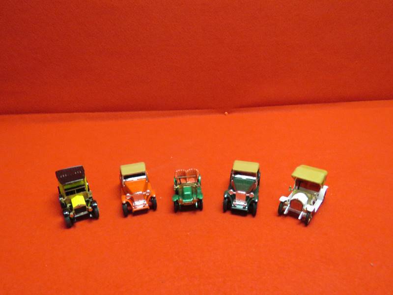 lot 23 image: Collectible Vintage Cars