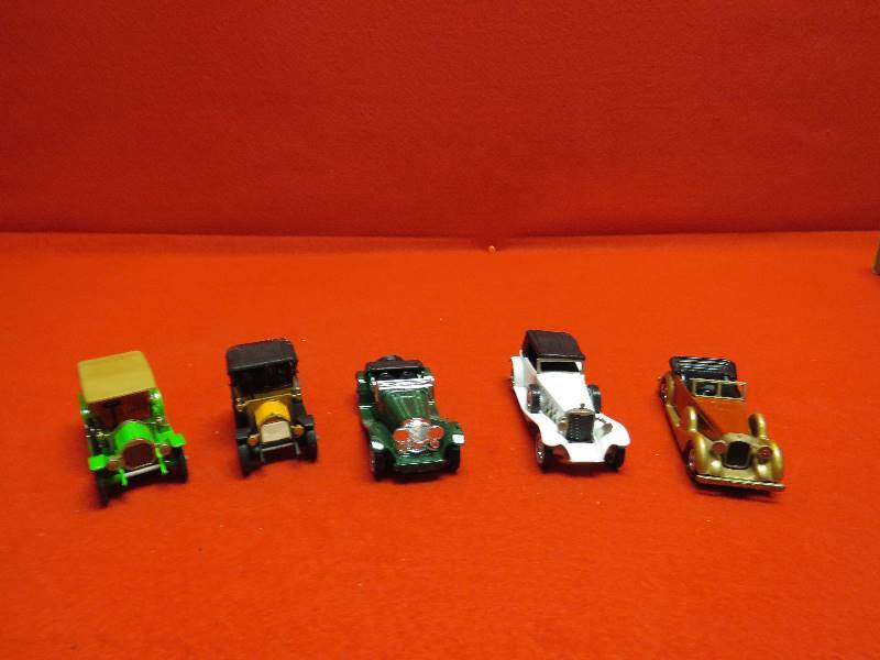 lot 24 image: Collectible Vintage Cars