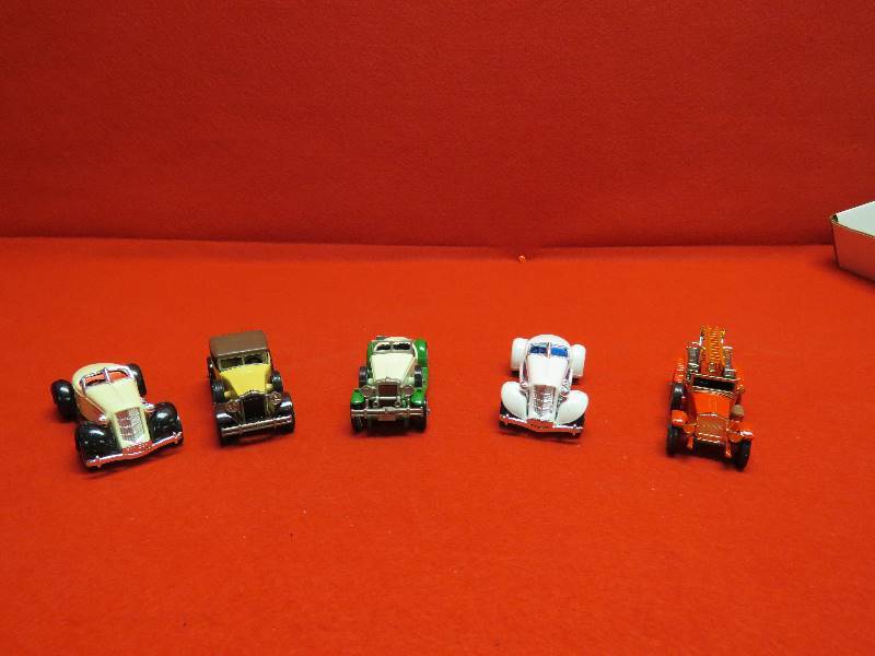 lot 25 image: Collectible Vintage Cars
