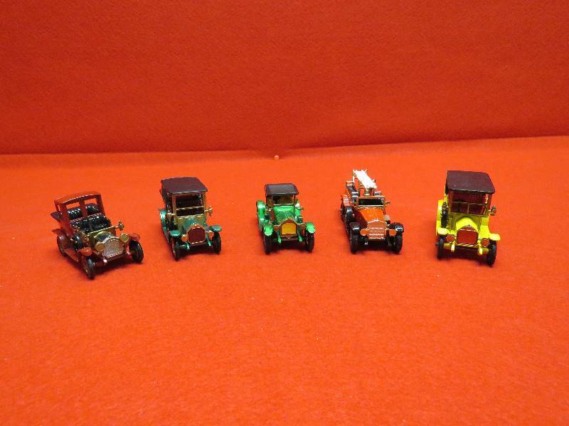 lot 27 image: Collectible Vintage Cars