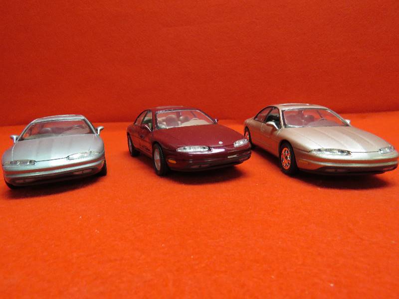 lot 53 image: Collectible Plastic Cars