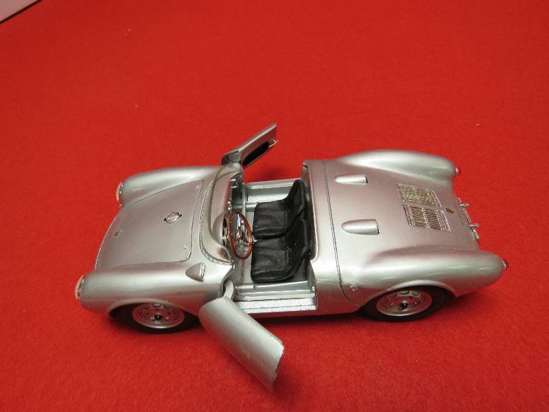 lot 57 image: Collectible Maisto Car