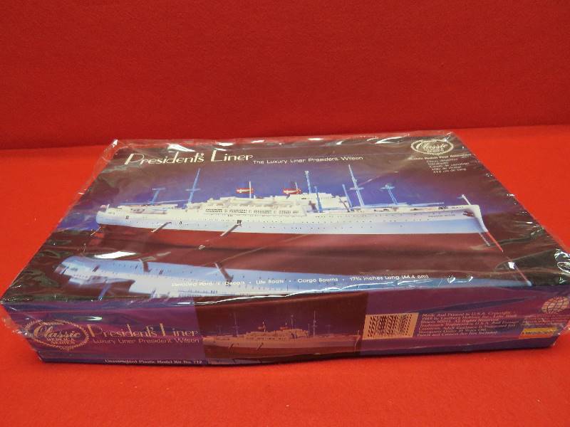 lot 61 image: Collectible Model Kit