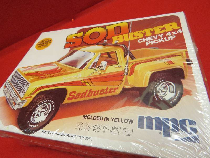lot 72 image: Collectible Model Kit