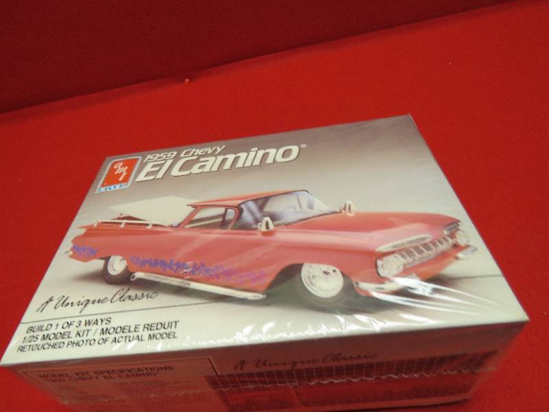 lot 73 image: Collectible Model Kit