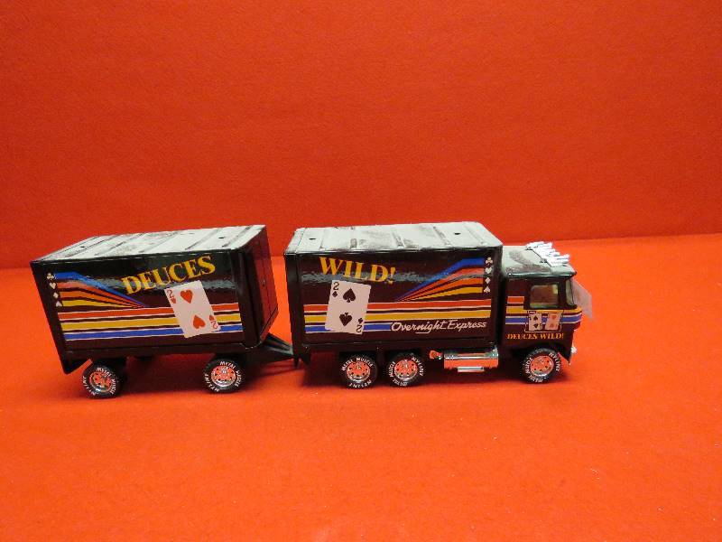 lot 85 image: Collectible Metal Truck and Trailer