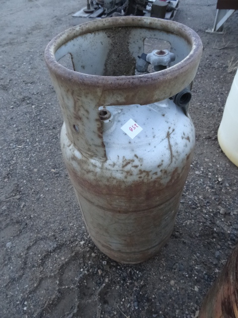 lot 258 image: Steel Fork Lift Propane Tank