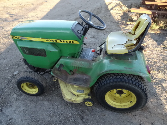 lot 284 image: John Deere 210 Lawn Tractor Kohler