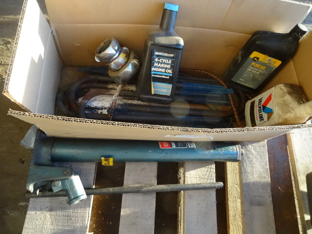 lot 293 image: U Bolts Misc oil, Hydraulic Jack