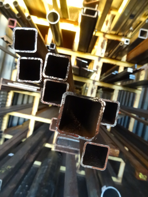 lot 316 image: Square Tubing Mostly 20 Pieces