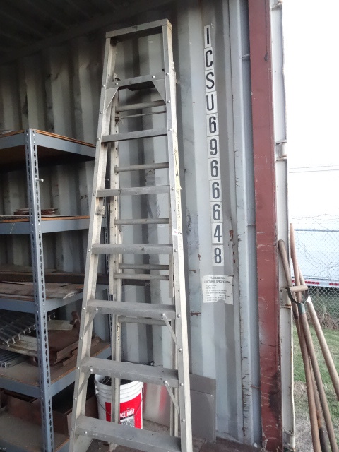 lot 328 image: 8 Aluminum Step Ladder