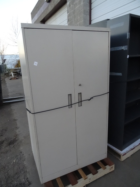 lot 332 image: Metal 2 Door Cabinet 3 Shelves