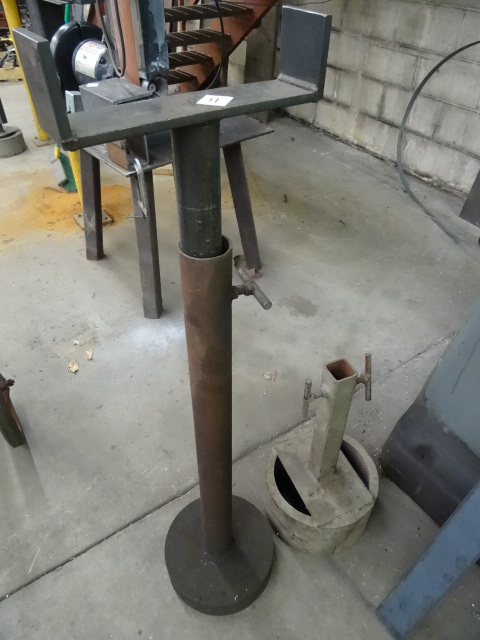 lot 11 image: 2 Heavy Duty Steel Stands
