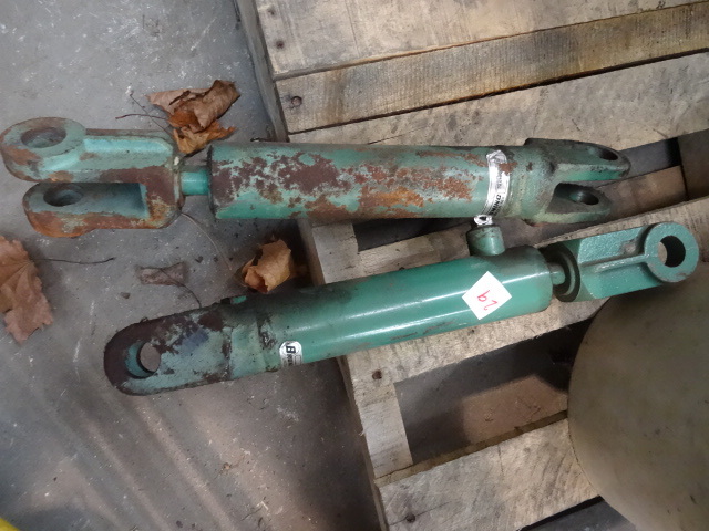 lot 29 image: 2 Hydraulic Cylinders, Brunning.