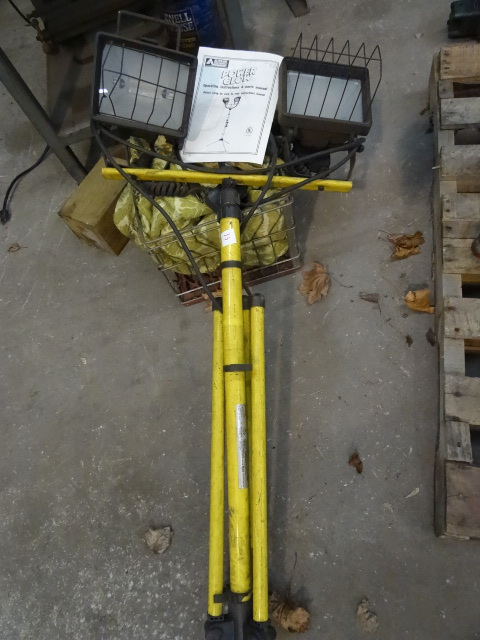 lot 33 image: Halogen Tripod Shop Light