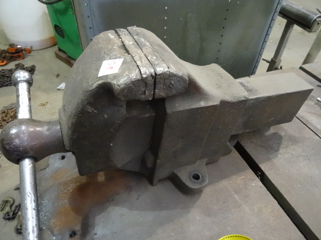 lot 59 image: Large Heavy Duty Vise, Rock Island
