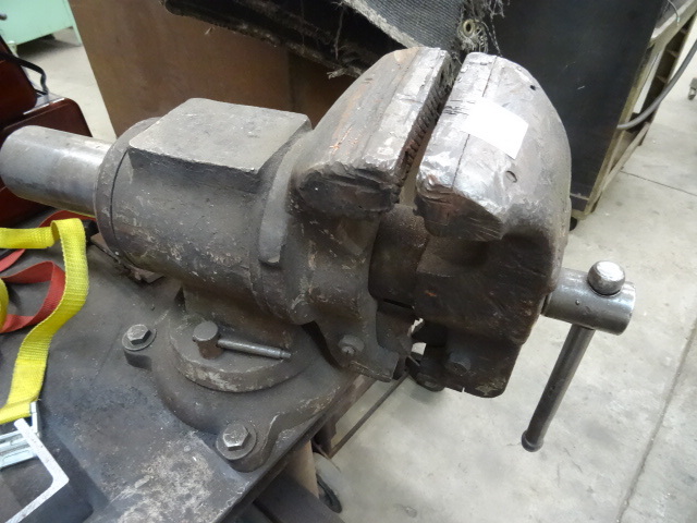 lot 192 image: Heavy Duty Shop Vise.