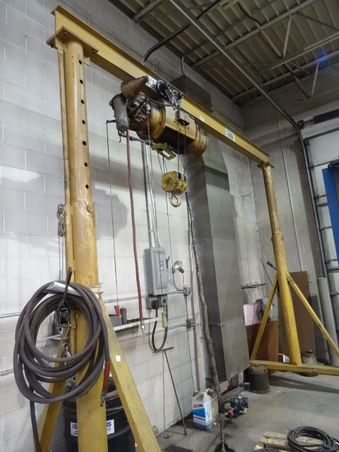 lot 216 image: 3 Ton Capacity Rolling Shop Crane.