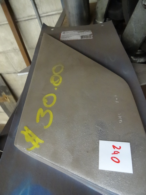 lot 240 image: 7 Replacement Skegs