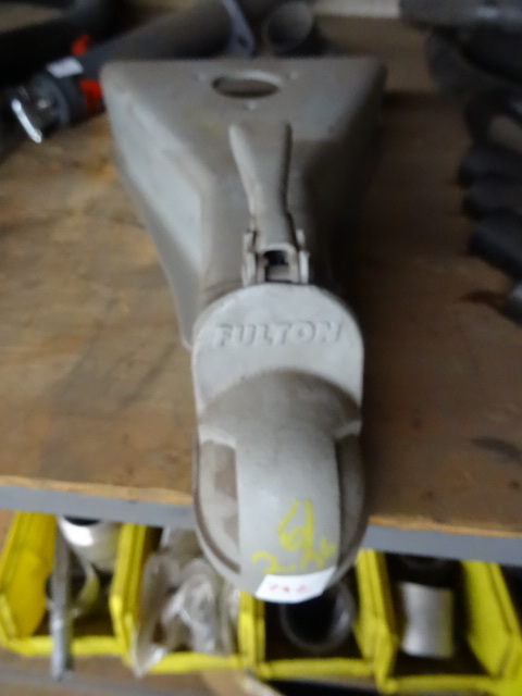 lot 242 image: New Weld On 2 516 Trailer Hitch