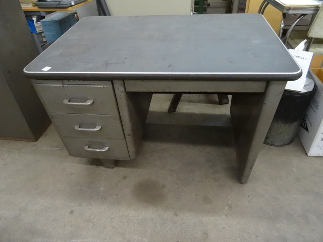 lot 367 image: Vintage Metal Desk, 3 Drawers 9